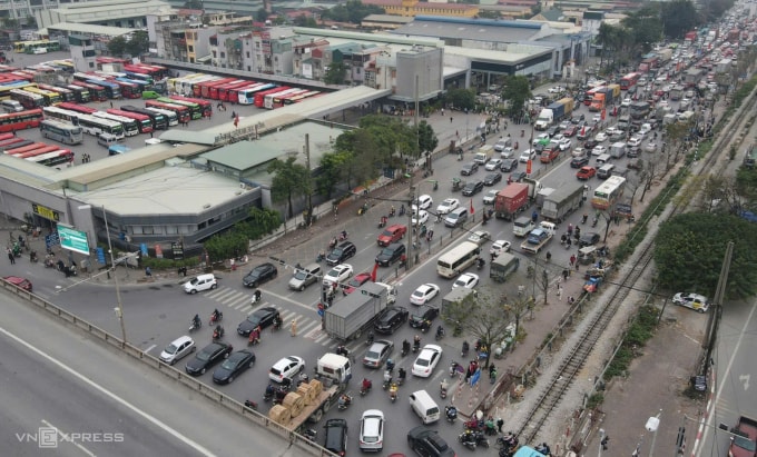 Các phương tiện lưu thông ở cửa ngõ phía Nam thành phố (đoạn trước cửa bến xe Nước Ngầm). Ảnh: Giang Huy