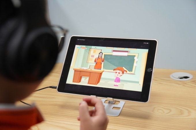 Một em nhỏ học online trên app Vuihoc. Ảnh: Nguyễn Khiêm