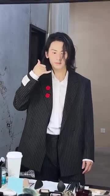 Trương Triết Hạn diện suit kẻ