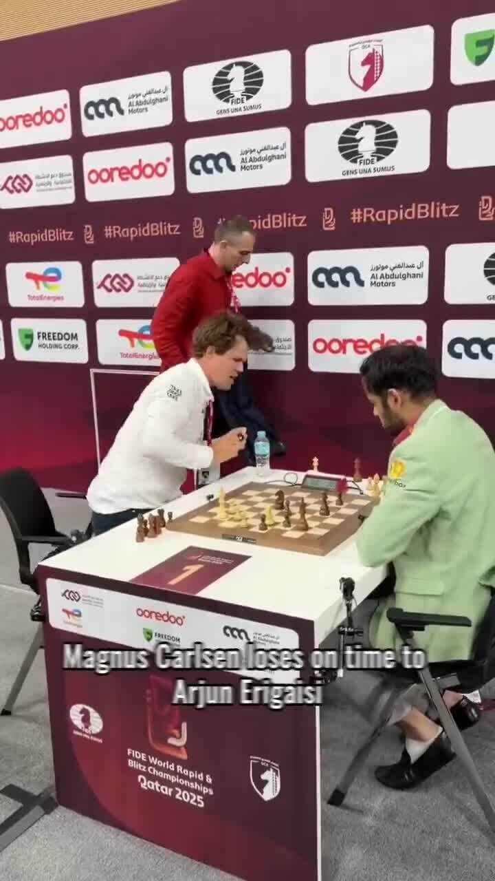 Carlsen đập bàn khi thua ở giải cờ chớp thế giới
