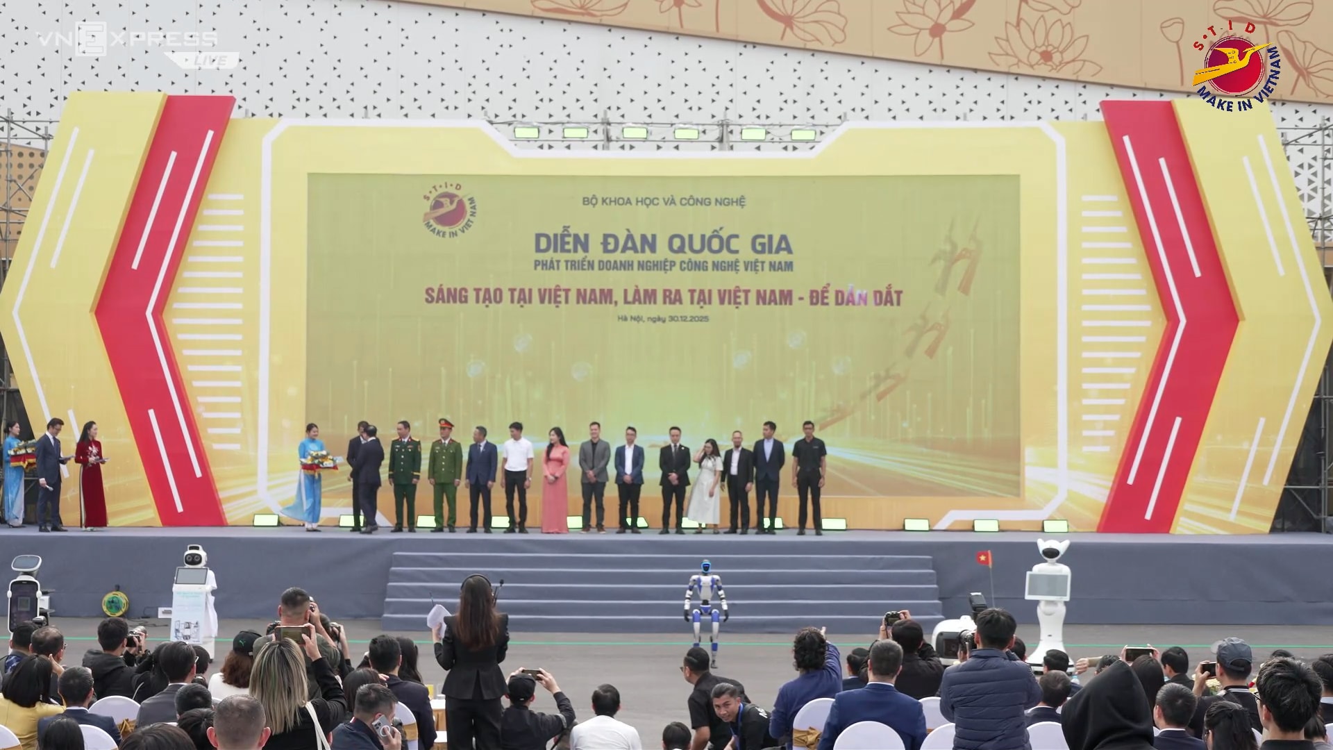 Trình diễn thiết bị công nghệ tại Diễn đàn Quốc gia phát triển doanh nghiệp công nghệ số Việt Nam 20