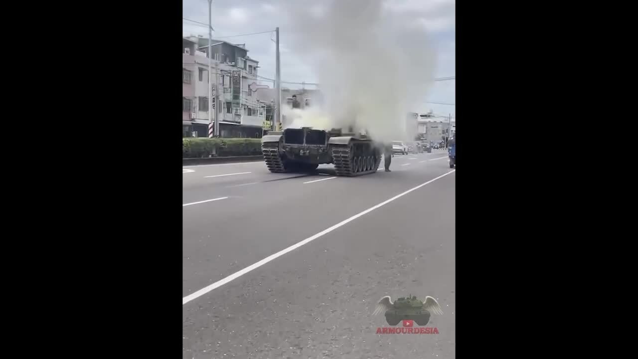 Xe tăng Đài Loan bốc khói mù mịt giữa đường