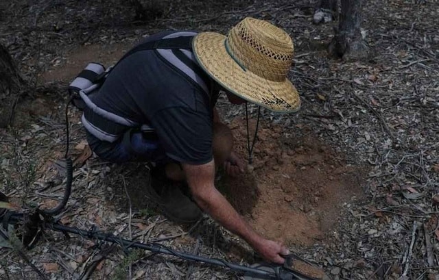Giá vàng tăng cao, người dân và du khách đổ xô tìm tại các mỏ vàng cũ- Ảnh 1.