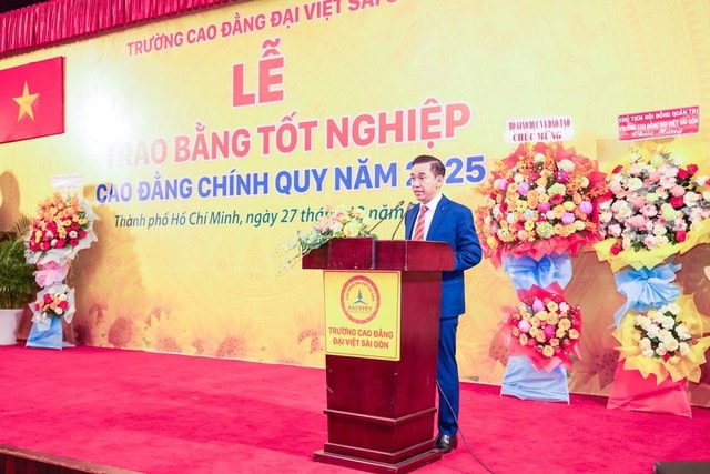 Hơn 1.000 sinh viên Trường Cao đẳng Đại Việt Sài Gòn nhận bằng tốt nghiệp - Ảnh 1.