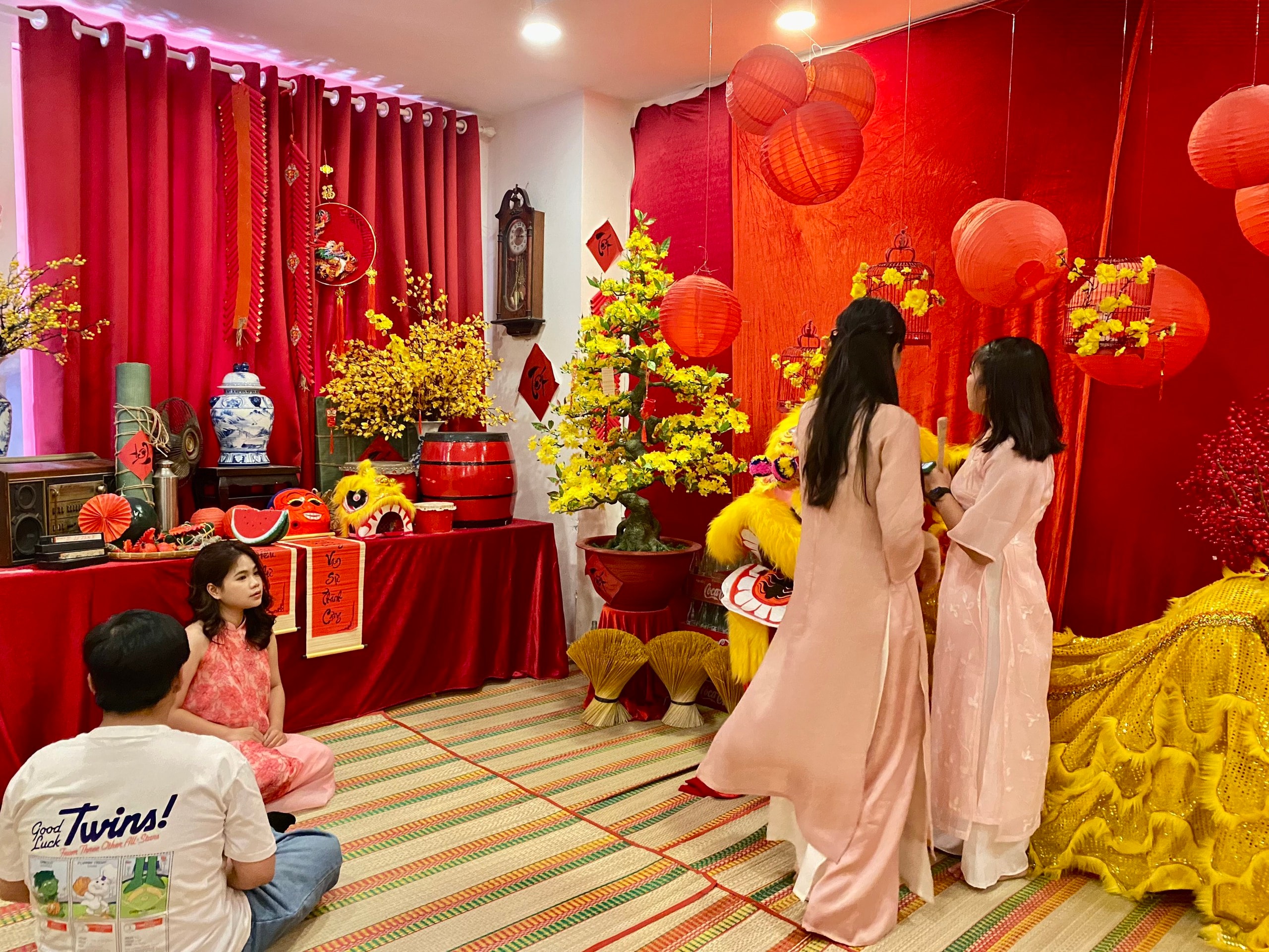 TP HCM: Hàng quán "hốt bạc" nhờ trang trí Tết lộng lẫy- Ảnh 4.