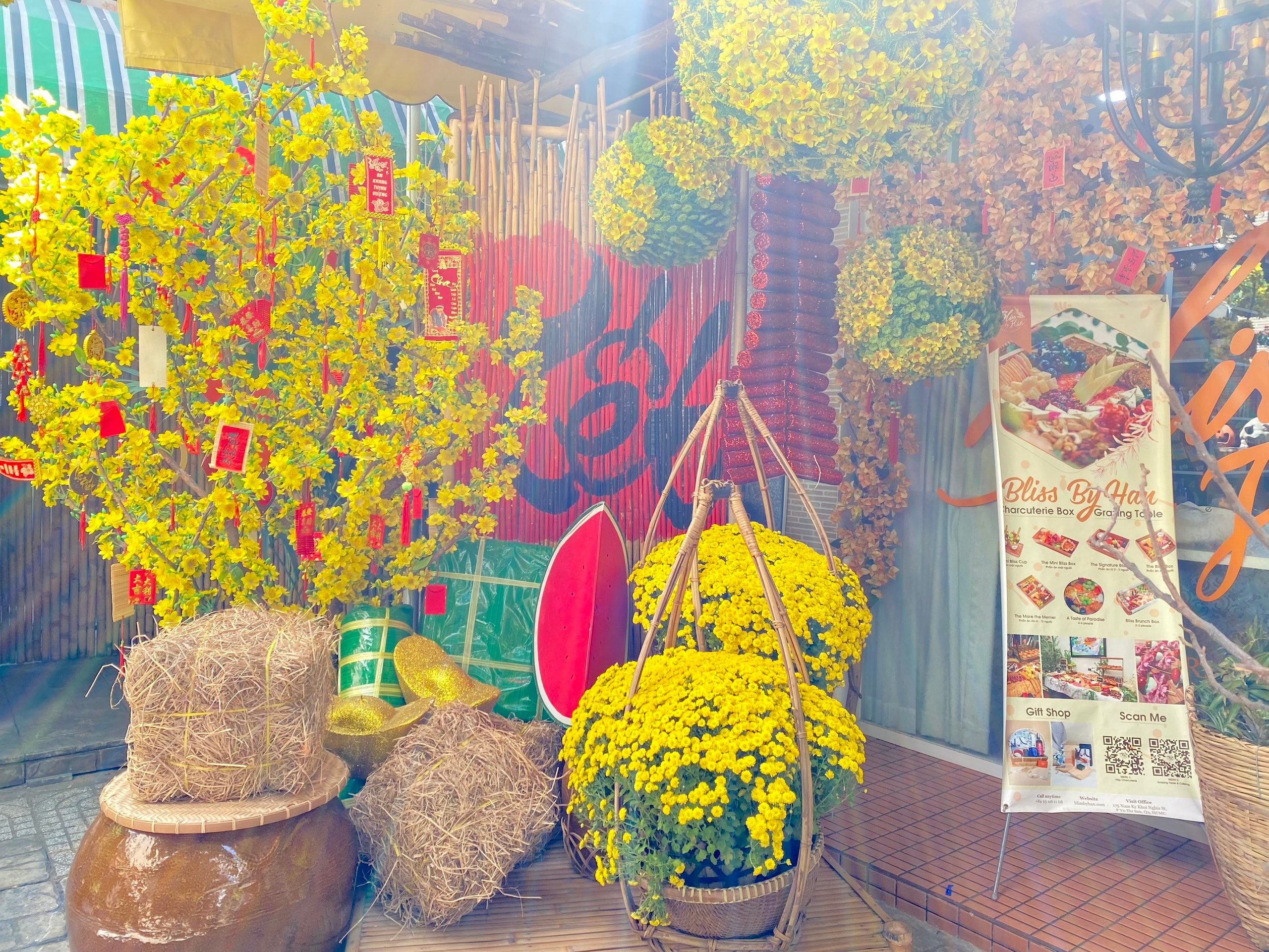 TP HCM: Hàng quán "hốt bạc" nhờ trang trí Tết lộng lẫy- Ảnh 5.