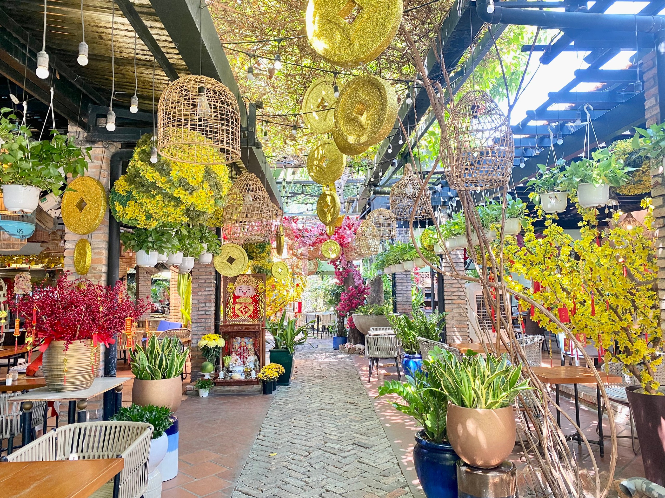 TP HCM: Hàng quán "hốt bạc" nhờ trang trí Tết lộng lẫy- Ảnh 3.