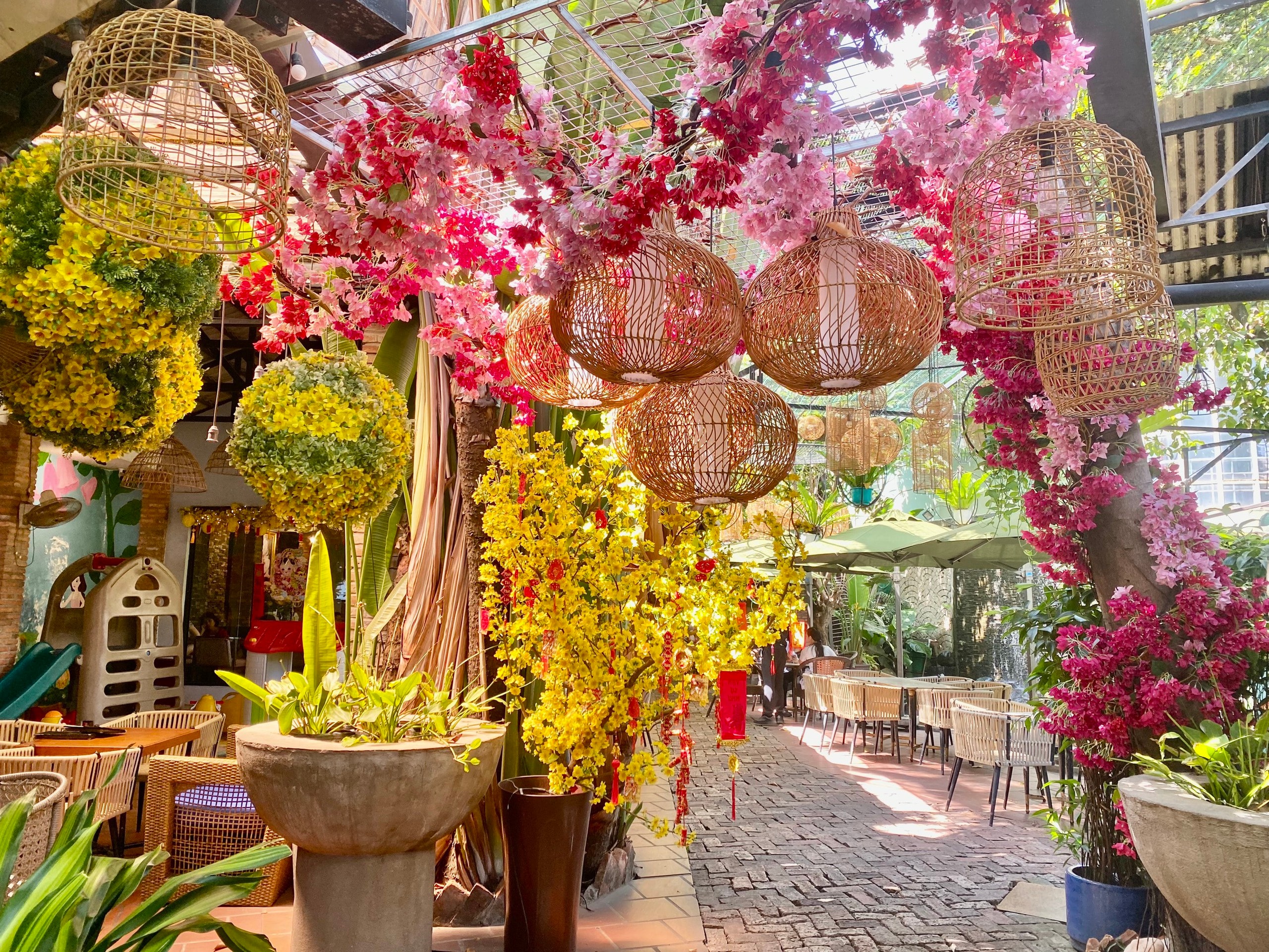 TP HCM: Hàng quán "hốt bạc" nhờ trang trí Tết lộng lẫy- Ảnh 2.