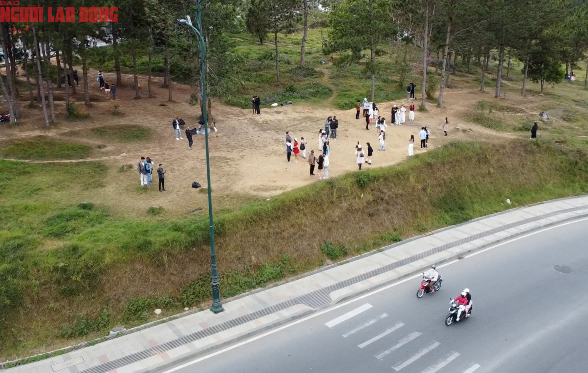 Con dốc có view siêu đẹp ở Đà Lạt, mỗi ngày thu hút hàng trăm du khách đến check-in - Ảnh 2.