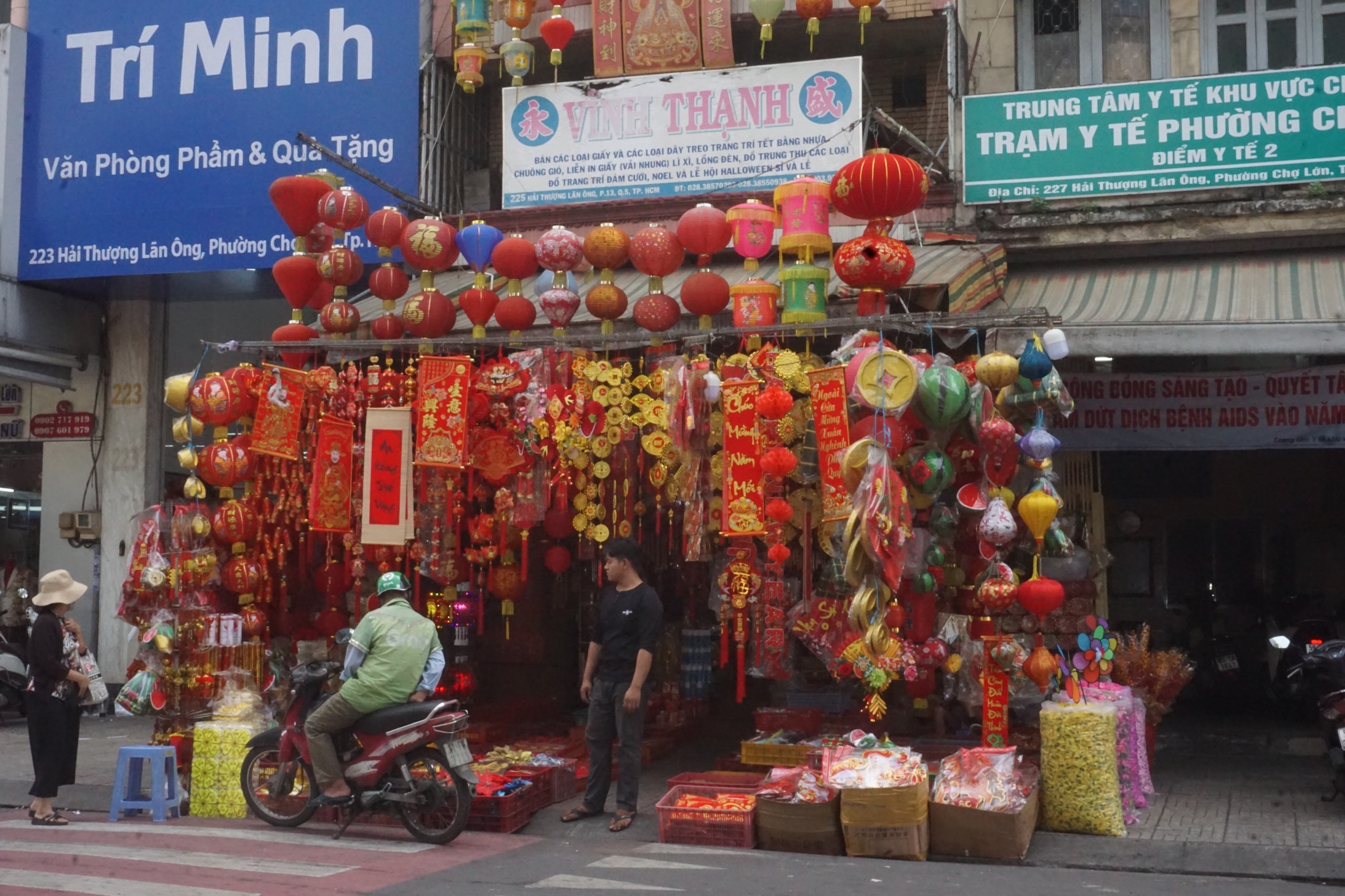 Rực rỡ sắc xuân trên con đường sống vội giữa lòng Chợ Lớn - Ảnh 8. Rực rỡ sắc xuân trên con đường sống vội giữa lòng Chợ Lớn - Ảnh 8.