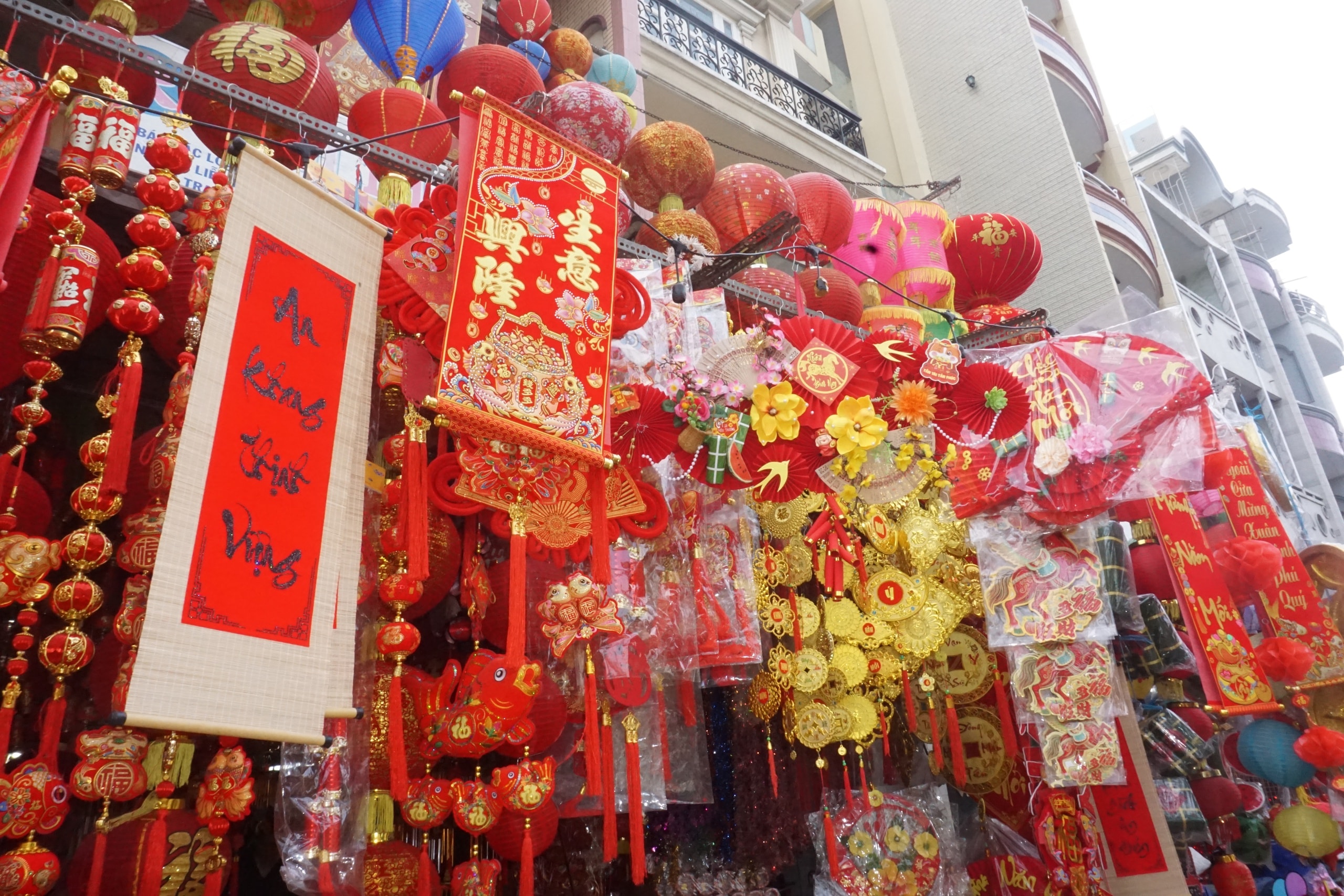 Rực rỡ sắc xuân trên con đường sống vội giữa lòng Chợ Lớn - Ảnh 4. Rực rỡ sắc xuân trên con đường sống vội giữa lòng Chợ Lớn - Ảnh 4.