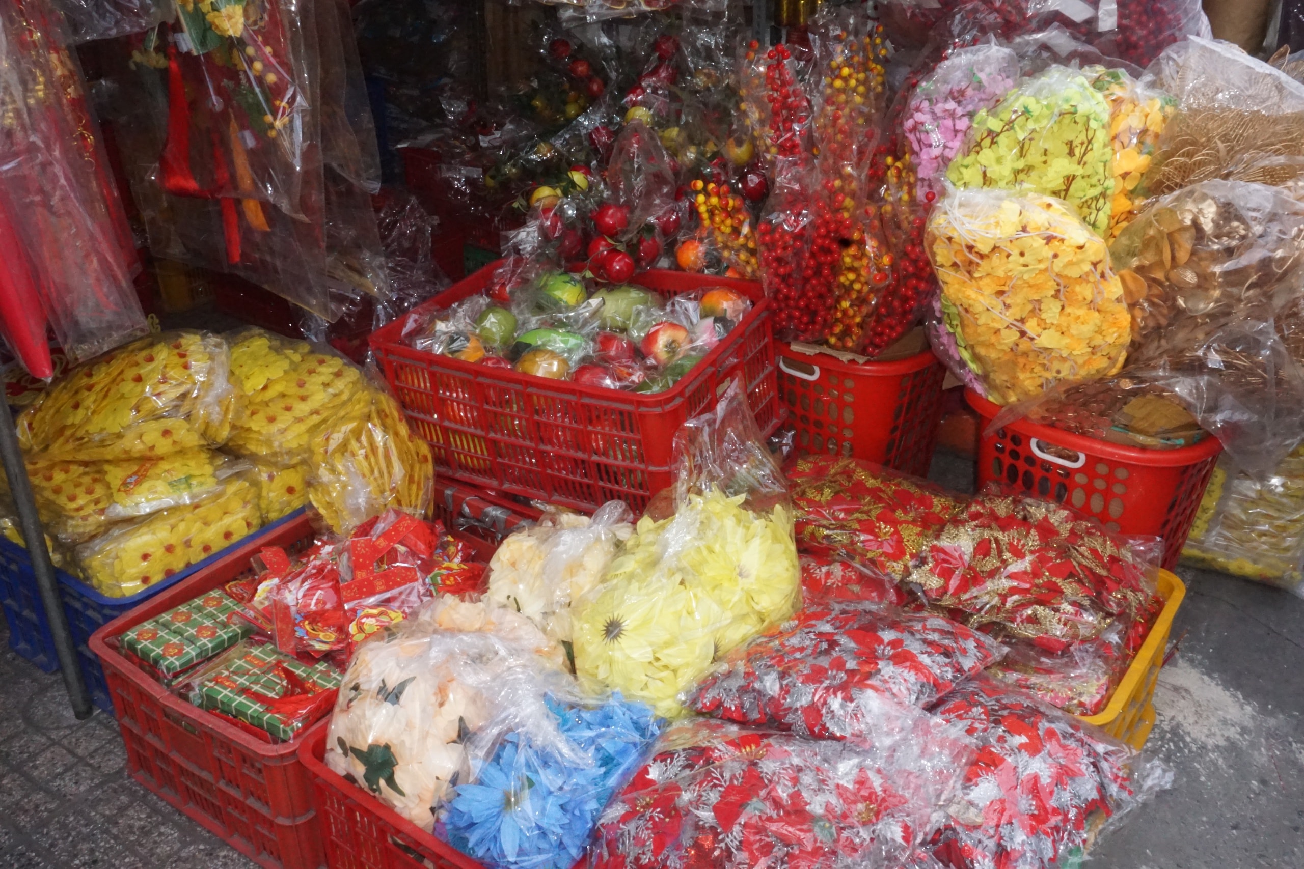 Rực rỡ sắc xuân trên con đường sống vội giữa lòng Chợ Lớn - Ảnh 5. Rực rỡ sắc xuân trên con đường sống vội giữa lòng Chợ Lớn - Ảnh 5.