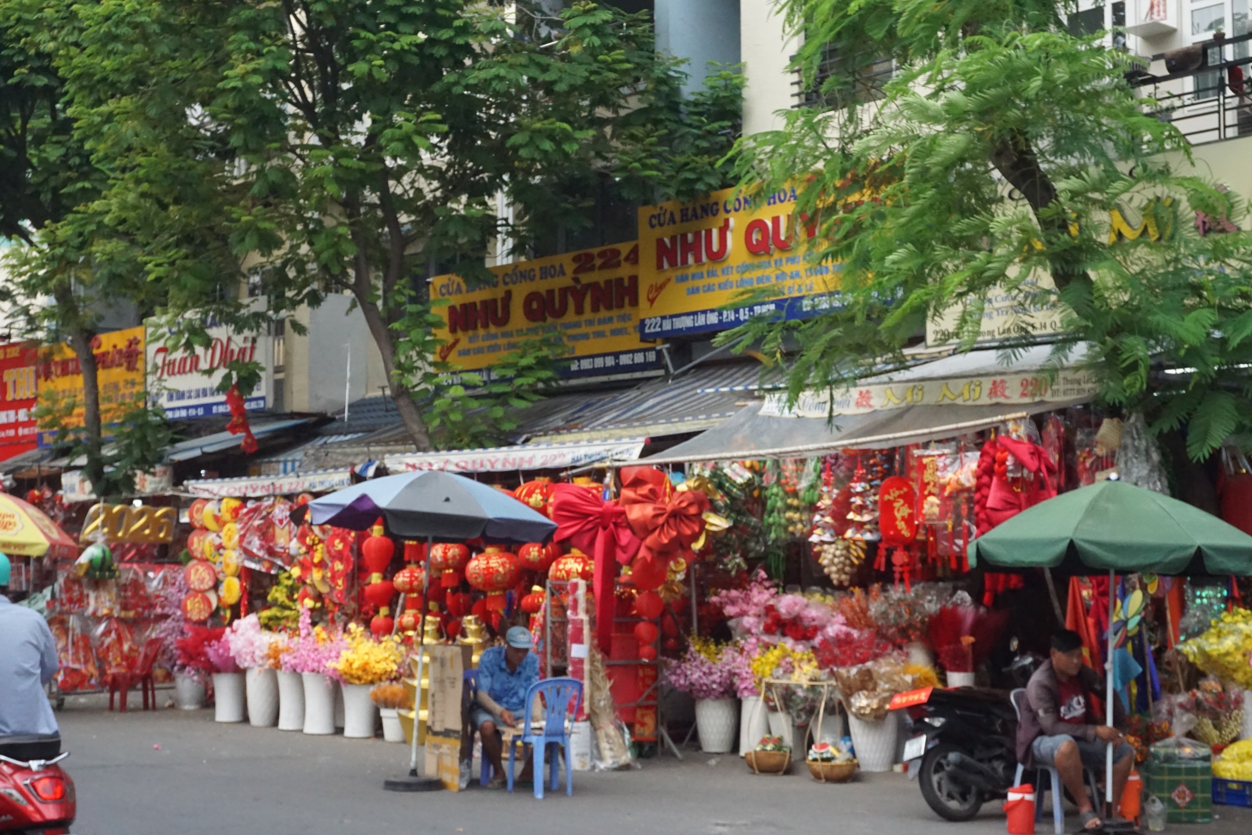 Rực rỡ sắc xuân trên con đường sống vội giữa lòng Chợ Lớn - Ảnh 7. Rực rỡ sắc xuân trên con đường sống vội giữa lòng Chợ Lớn - Ảnh 7.