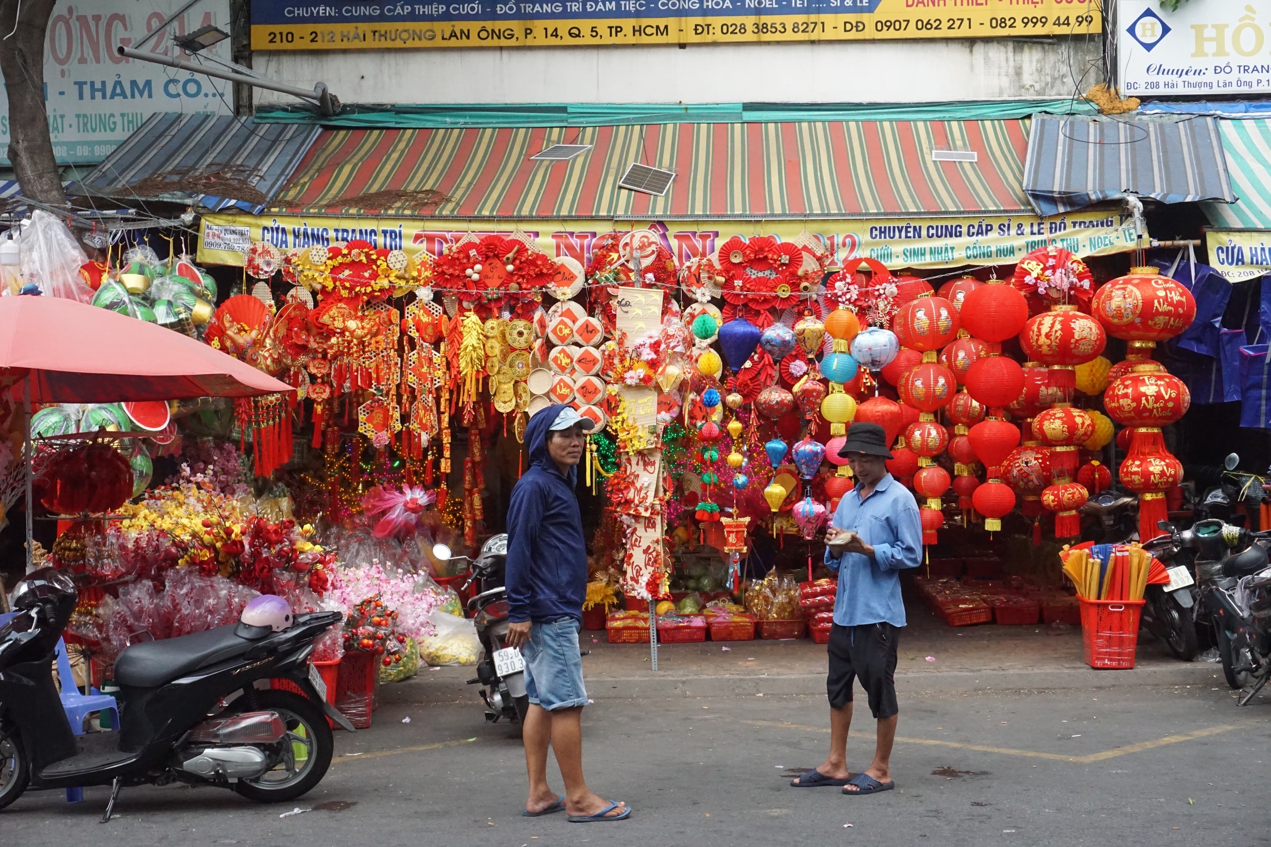Rực rỡ sắc xuân trên con đường sống vội giữa lòng Chợ Lớn - Ảnh 9. Rực rỡ sắc xuân trên con đường sống vội giữa lòng Chợ Lớn - Ảnh 9.