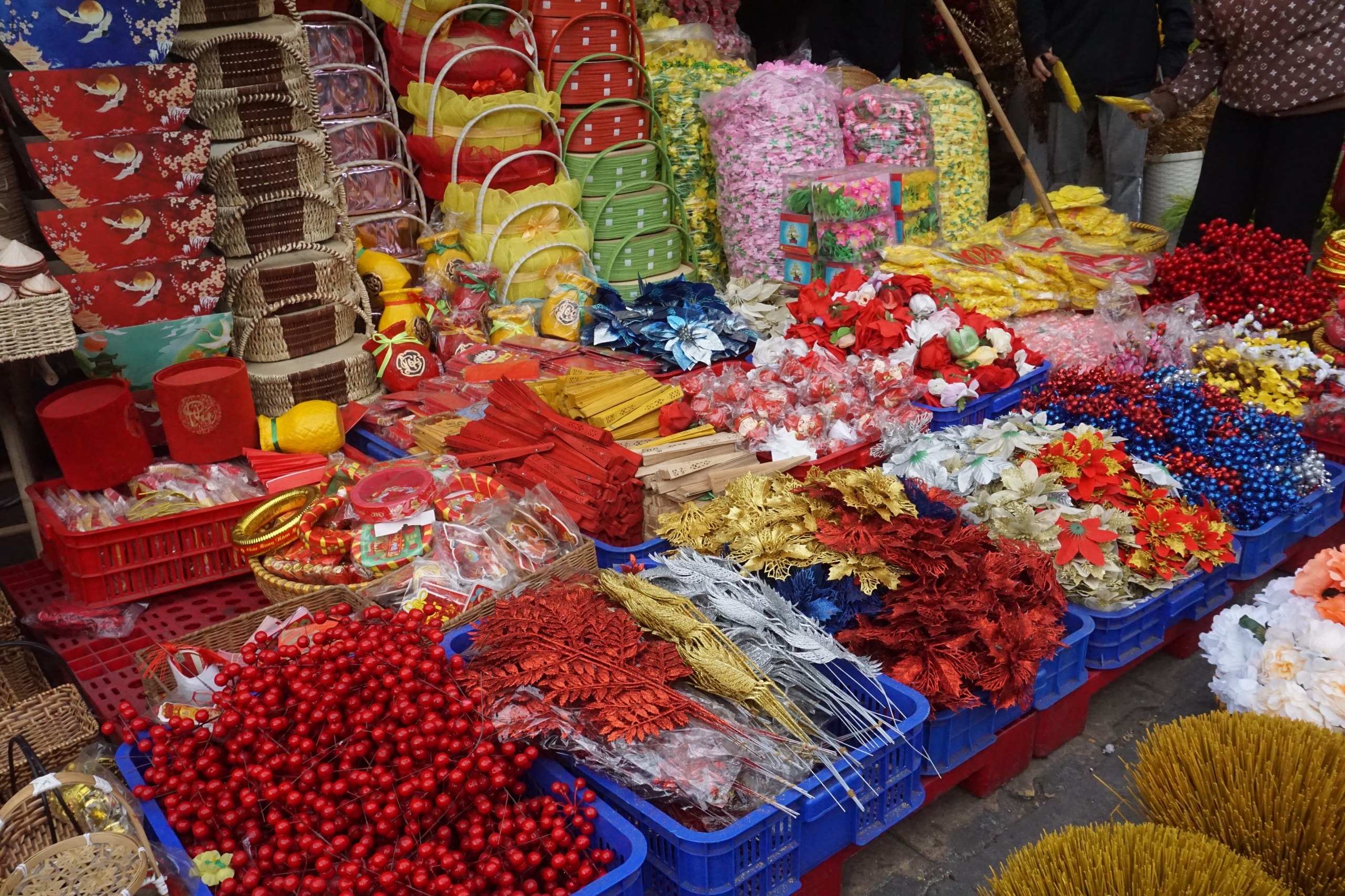 Rực rỡ sắc xuân trên con đường sống vội giữa lòng Chợ Lớn - Ảnh 1. Rực rỡ sắc xuân trên con đường sống vội giữa lòng Chợ Lớn - Ảnh 1.