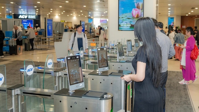 Sân bay Nội Bài đón lượng khách khủng dịp Tết Dương lịch 2026 - Ảnh 3.