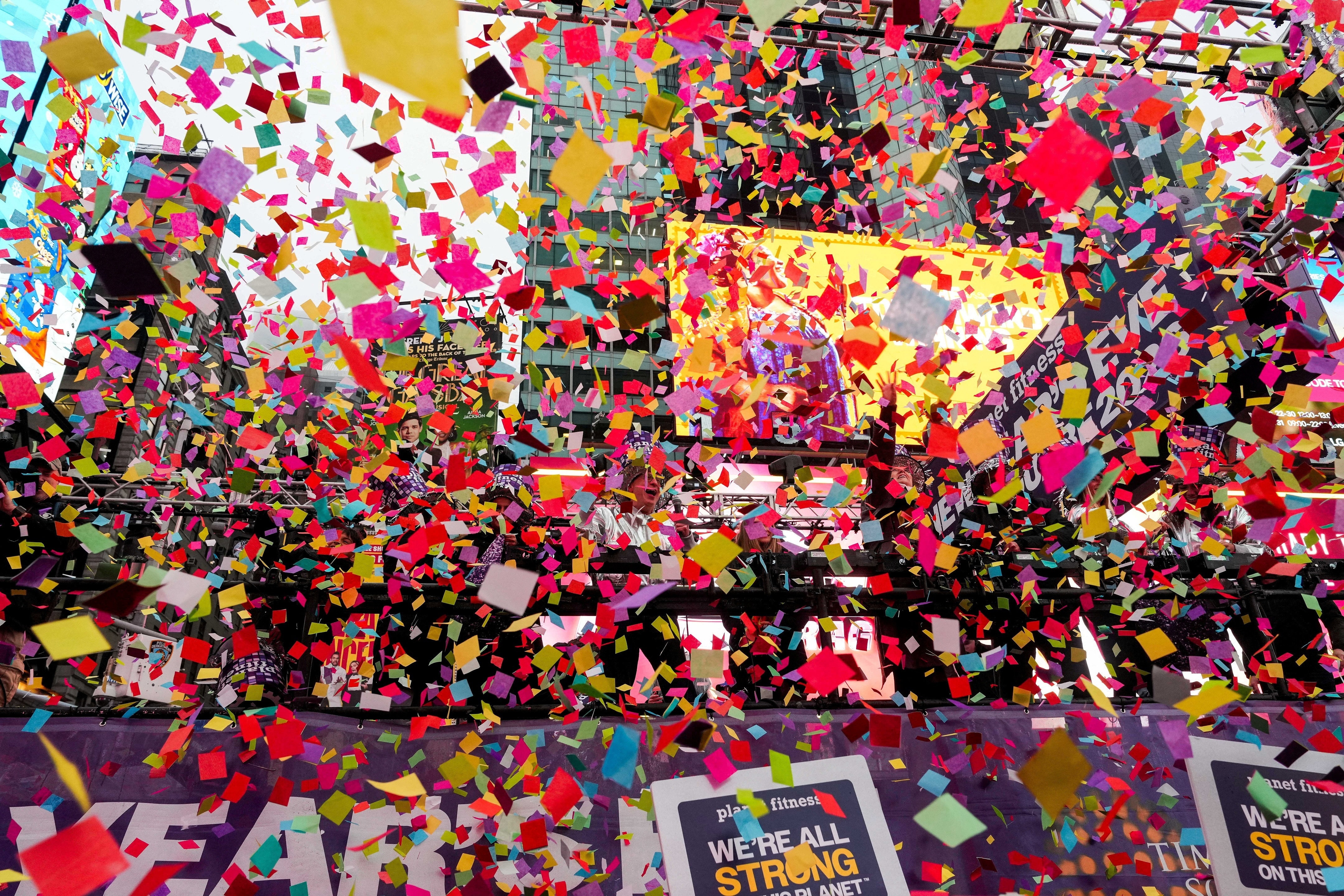 Tập duyệt thả giấy nhiều màu tại Quảng trường Thời đại chuẩn bị đón năm mới. (Ảnh: Reuters)