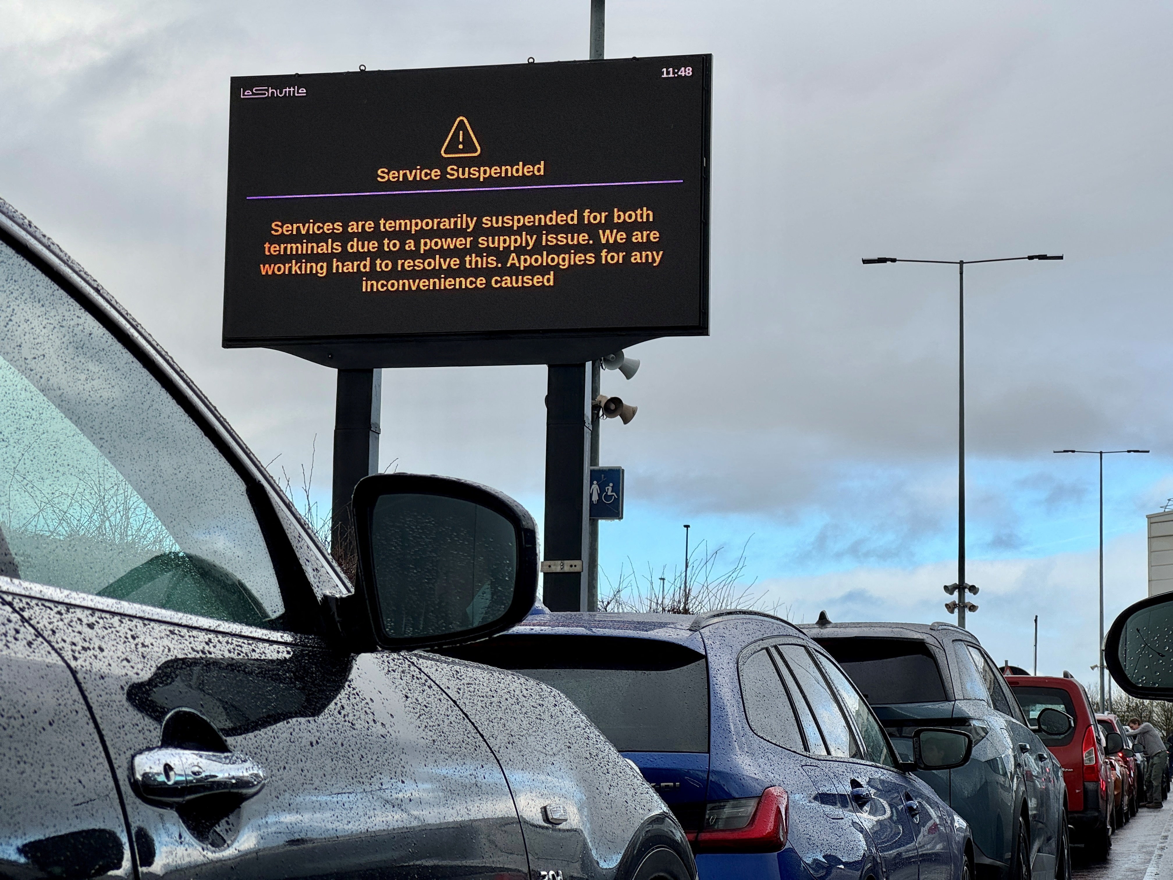 Xe cộ kẹt cứng tại một tuyến đường nối Pháp - Anh do sự cố mất điện, khi hàng nghìn người đang di chuyển vào lục địa châu Âu để đón năm mới. (Ảnh: Reuters)