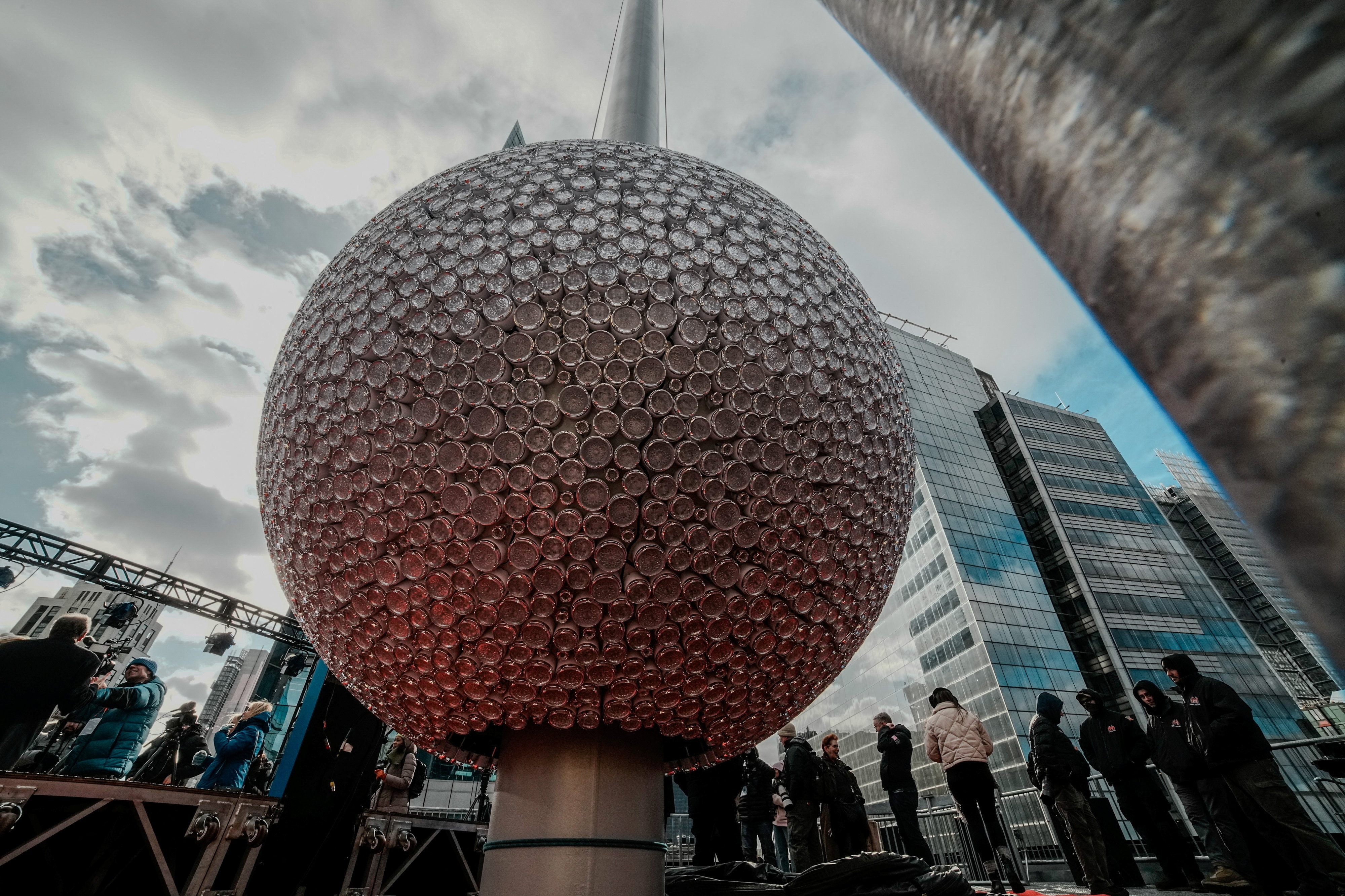 Phiên bản cầu pha lê năm nay độc đáo không kém mọi năm. (Ảnh: Reuters)