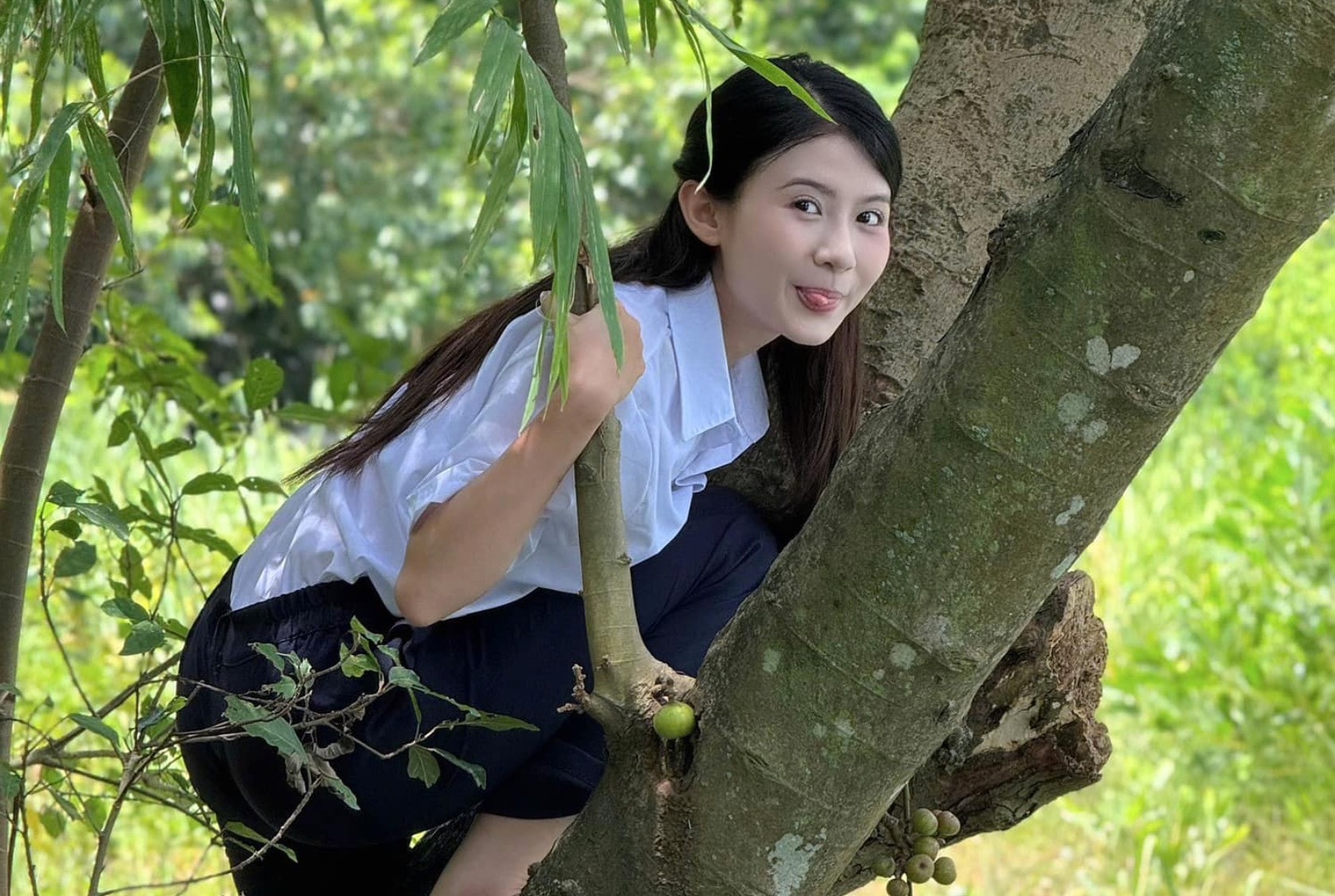 Ngoài ra, Quỳnh Trang còn gây thiện cảm mạnh mẽ với khán giả qua vai Ngân thời niên thiếu trong 