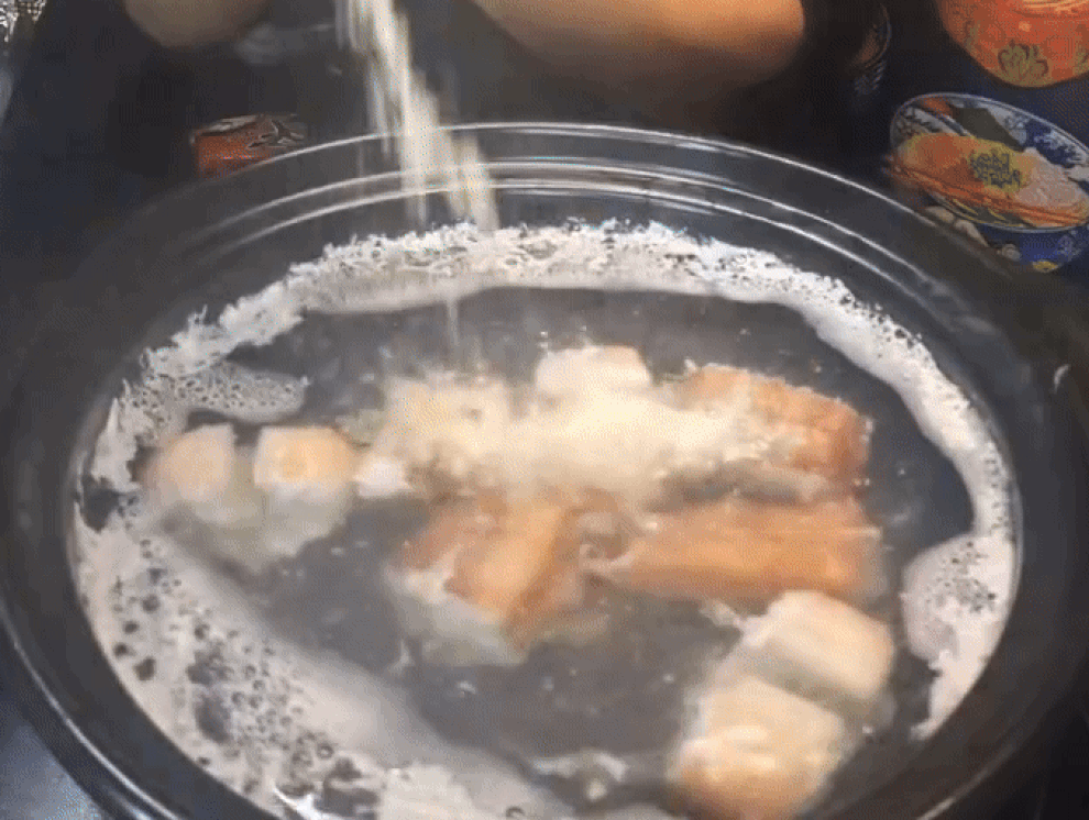 Người đàn ông Nhật hầm cá biển làm nước dùng nấu phở Việt Nam gây bức xúc - 1