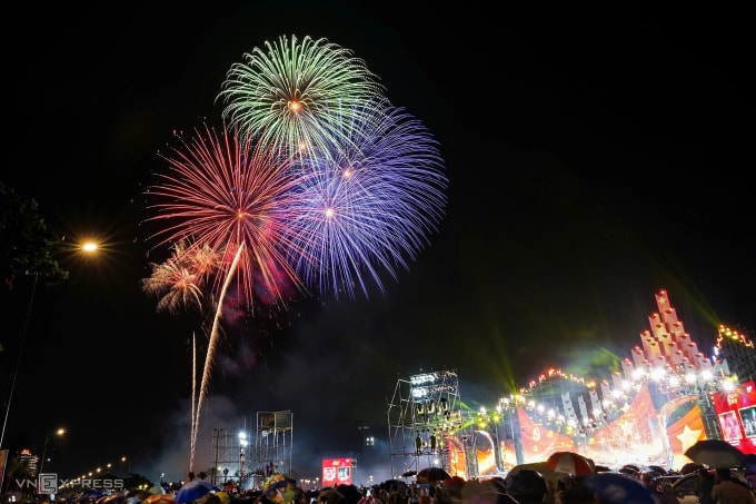 Pháo hoa tại tháp Tam Thắng dịp 2/9. Ảnh: Trường Hà