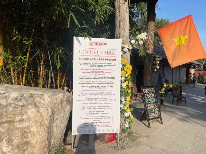 Tấm biển thông báo thu 60.000 đồng mỗi người. Ảnh: NVCC