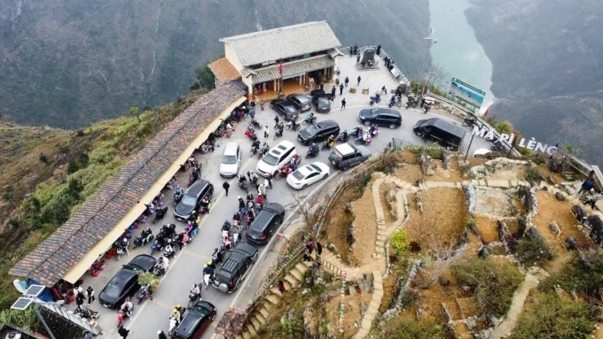 Khách đổ đến check in đèo Mã Pì Lèng hồi tháng 2/2025. Ảnh: NVCC