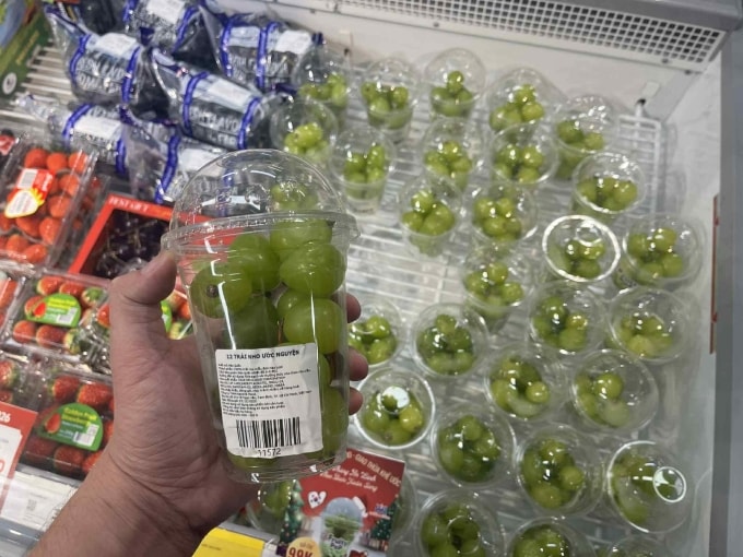 Những hộp nho ước nguyện trên kệ siêu thị ở TP HCM. Ảnh: Ngọc Ngân