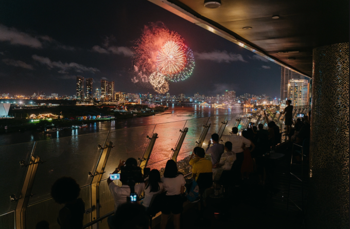 Du khách ngắm pháo hoa từ khách sạn trung tâm quận 1. Ảnh: Le Méridien Saigon