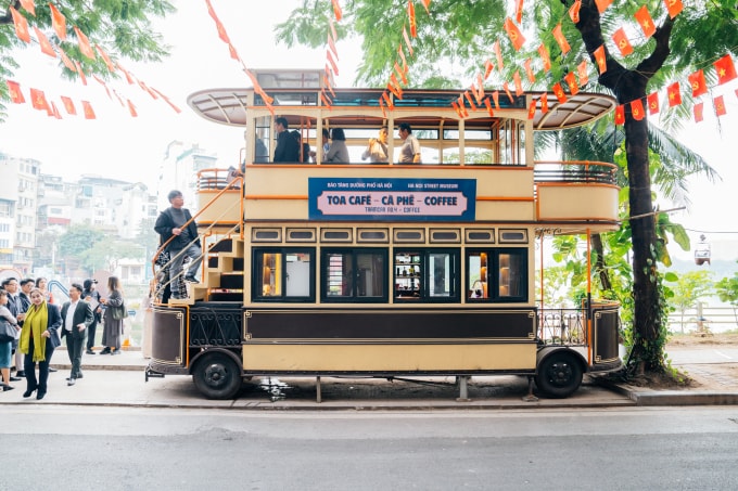 Du khách trải nghiệm tour Hà Nội - chạm miền ký ức tại hồ Trúc Bạch hôm 29/12. Ảnh: Tùng Đinh