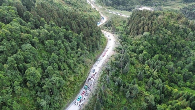 Xe nối đuôi nhau trên đoạn đường gần cổng trời Quản Bạ hồi tháng 11/2025. Ảnh: Anh Tú