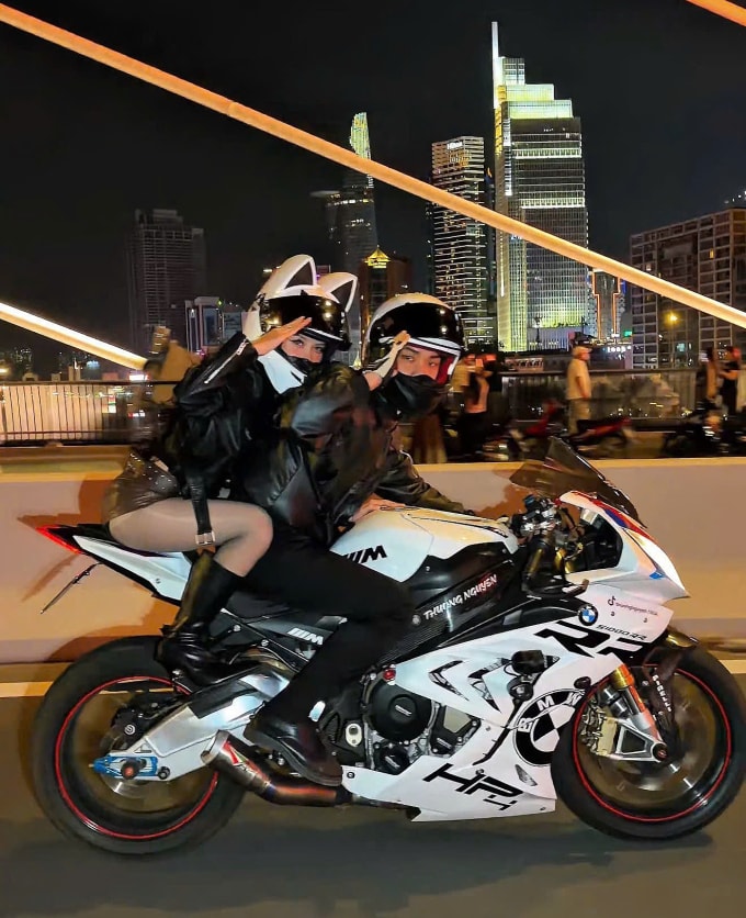 Một soái ca Dream Moto đang chở khách nữ trải nghiệm tại cầu Ba Son, phường Sài Gòn, TP HCM. Ảnh: Dream Moto