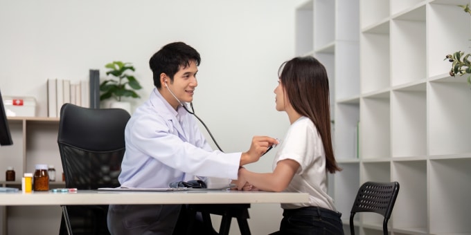 Khám sức khỏe định kỳ, tầm soát ung thư cổ tử cung, dự phòng HPV nằm trong to-do list của nhiều mẹ Việt đầu năm mới. Ảnh minh họa: Vecteezy