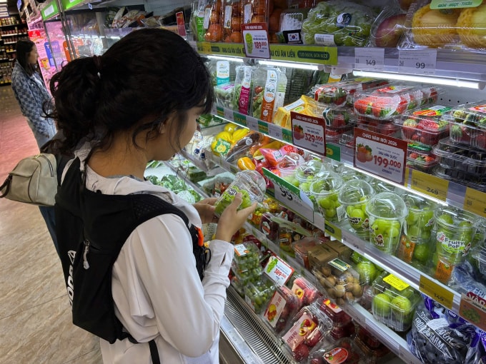 Một khách hàng lựa combo 12 quả nho điều ước ở siêu thị phường An Khánh, TP Thủ Đức, TP HCM. Ảnh: Ngọc Ngân