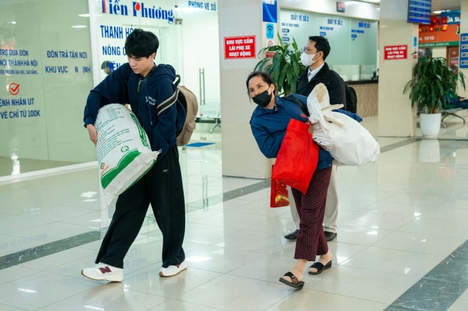 Người dân xách đồ ra bến xe Giáp Bát, Hà Nội để về quê nghỉ Tết Dương lịch bốn ngày, chiều 31/12. Ảnh: