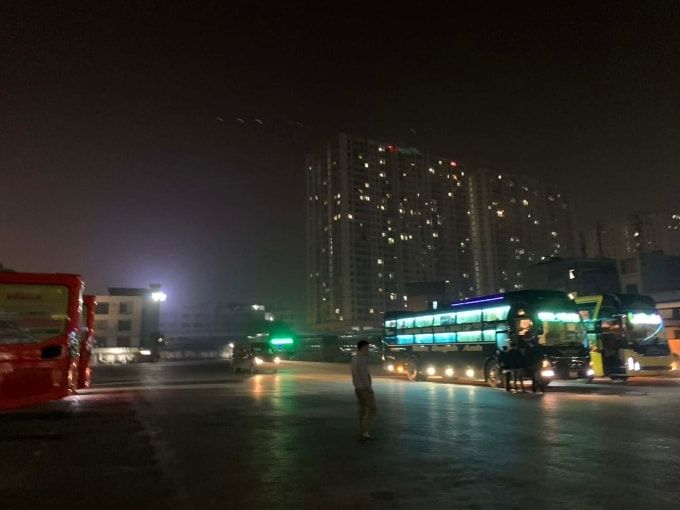 Bến xe Nước Ngầm, Hà Nội đêm 30/12 vắng khách giúp Thùy Minh nhanh chóng lên xe về quê thay vì cảnh chen chúc như những dịp lễ khác. Ảnh: Nhân vật cung cấp