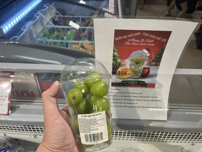 Hoàng Trí lựa nho ở siêu thị ở phường Tây Thạnh, TP HCM, trưa 31/12. Ảnh: Nhân vật cung cấp