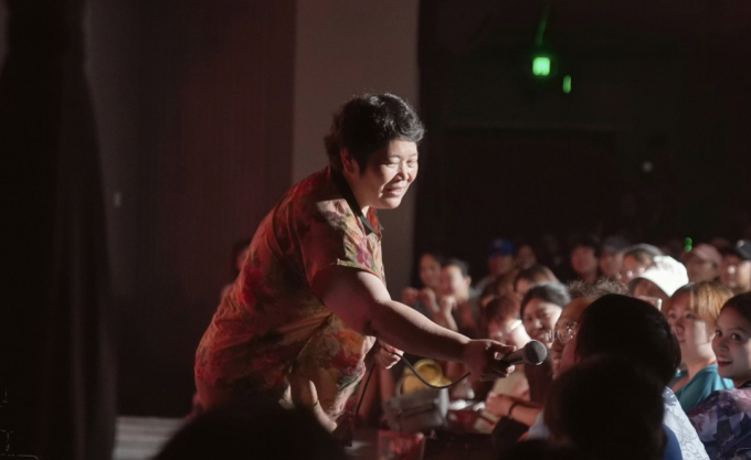 Feng Shaoli trong buổi biểu diễn hài độc thoại ở tỉnh Liêu Ninh, Trung Quốc. Ảnh: Sixth Tone