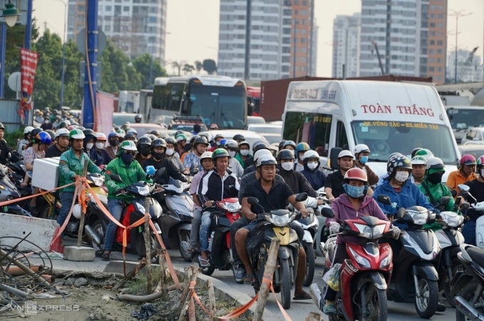 Giao thông ùn ứ nghiêm trọng trên đại lộ Mai Chí Thọ, TP HCM. Ảnh: Gia Minh