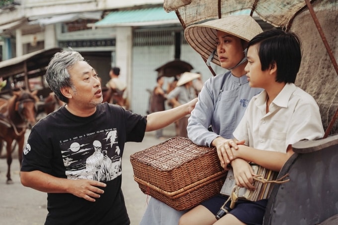 Đạo diễn Quang Dũng (trái) bên Hồng Ánh (vai mẹ An) và Hạo Khang (vai An). Ảnh: Huyền Đỗ