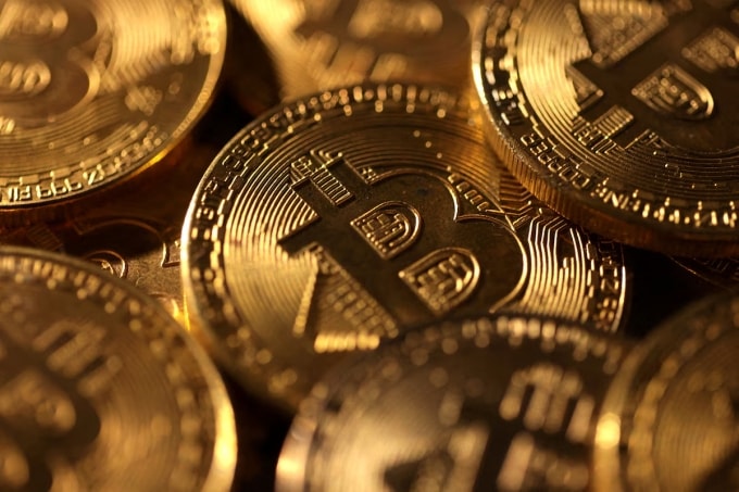 Các đồng xu biểu trưng của Bitcoin. Ảnh: Reuters