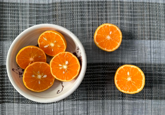 Chỉ cần ép hoặc cắt 3-5 quả cam cho người say rượu uống, ăn trực tiếp để giải rượu. Ảnh: Anh Chi