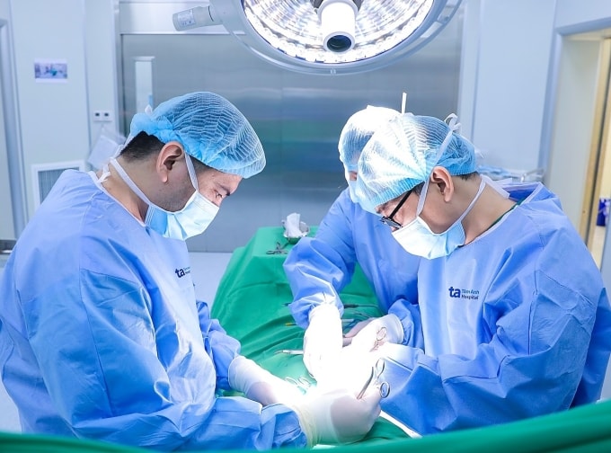 Bác sĩ Mạnh và êkíp bác sĩ đang phẫu thuật cho chị Thủy. Ảnh: Trung Vũ