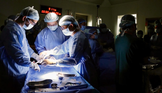 Các y bác sĩ can thiệp tim thai cho thai phụ ngày 30/12. Ảnh: Bệnh viện cung cấp