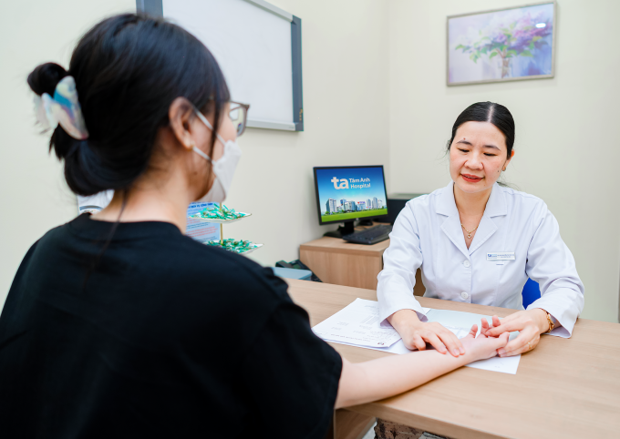 Bác sĩ Hải khám cho người bệnh. Ảnh: Bệnh viện Đa khoa Tâm Anh