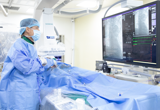 Bác sĩ Vĩnh đặt stent graft để củng cố thành mạch, ngăn ngừa vỡ, giảm áp lực và điều chỉnh dòng máu chảy cho ông Hưng. Ảnh: Bệnh viện Đa khoa Tâm Anh