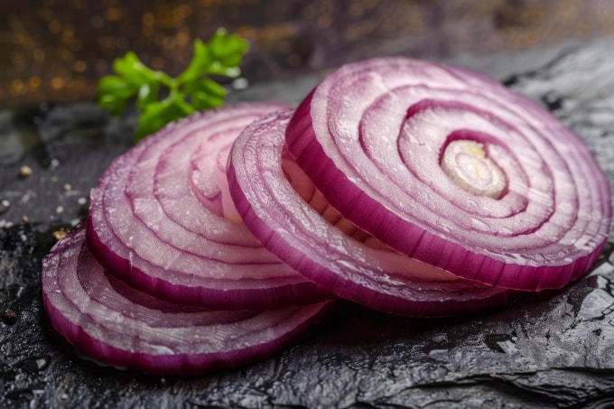 Chưa có bằng chứng khoa học cho thấy, hành tây thấm qua da giúp hạ sốt cho trẻ. Ảnh: Vecteezy