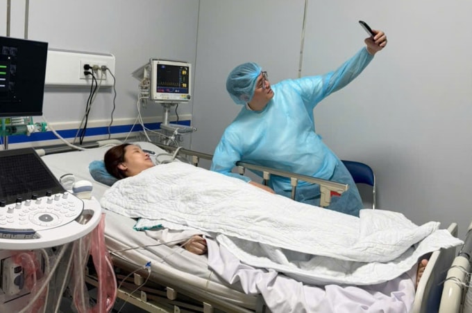 Vợ chồng thai phụ tại Bệnh viện Từ Dũ sau ca can thiệp tim thai. Ảnh: Bệnh viện cung cấp