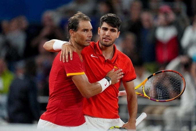 Nadal (trái) và Alcaraz khi đánh đôi cùng nhau tại Olympic Paris hồi tháng 7/2024, trên sân Philippe Chatrier. Ảnh: Reuters
